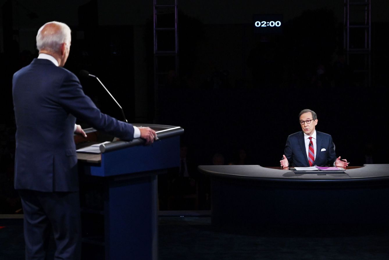 Biden, de espaldas, frente al moderador Chris Wallace. (Reuters)