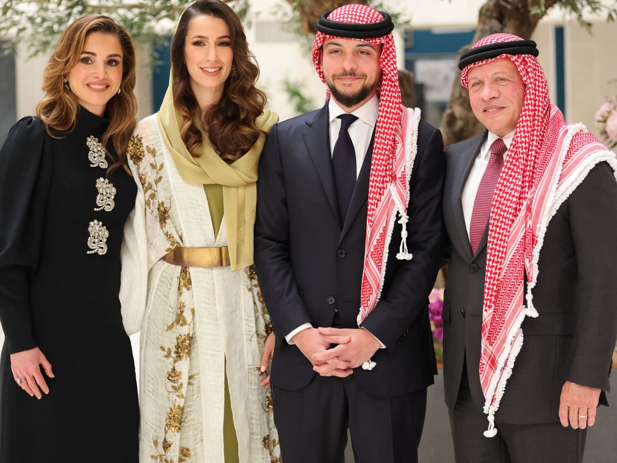 Foto: Los novios Hussein y Rajwa, junto a los reyes jordanos. (Corte Real Hachemita)
