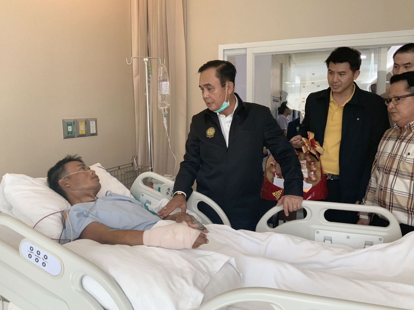 El primer ministro tailandés visita a los heridos. (EFE)