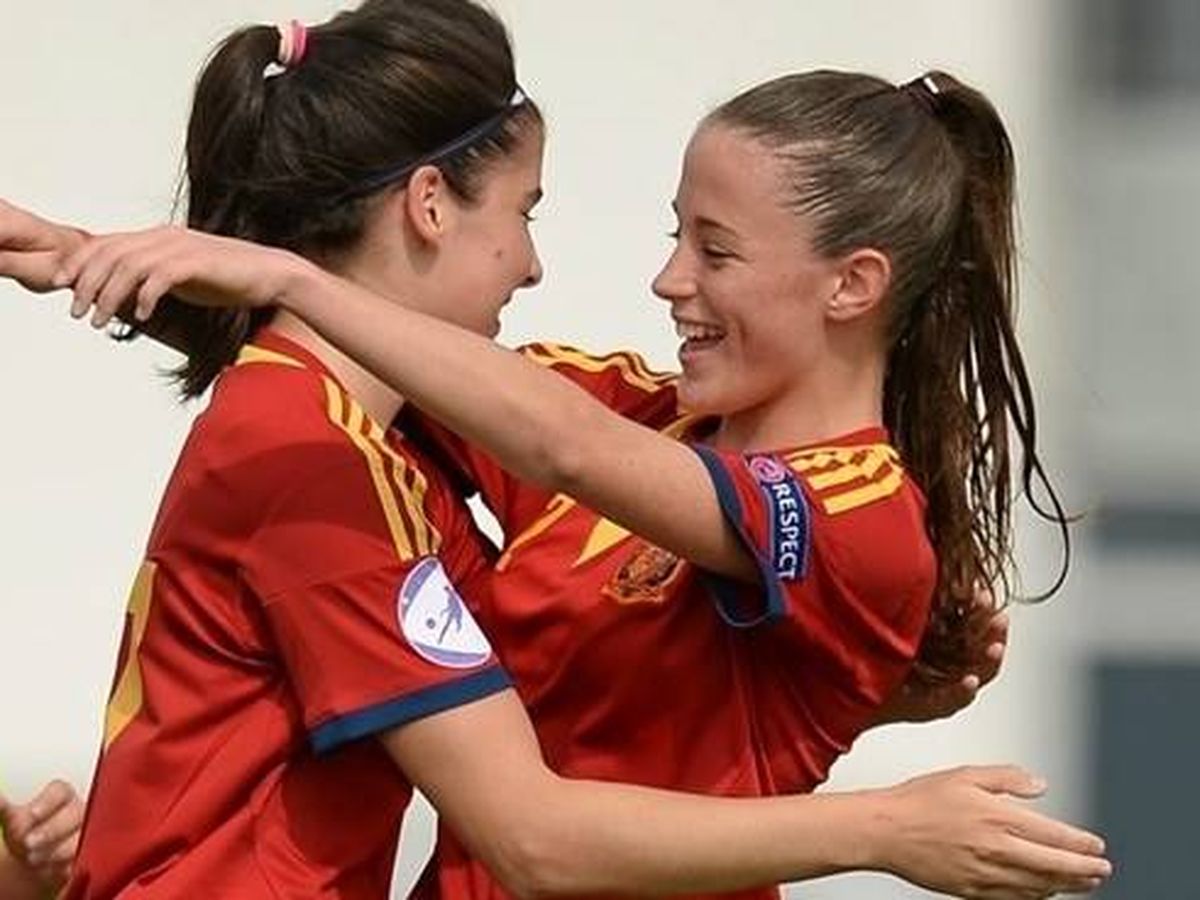 Foto: Ona Batlle felicita a Lucía García en un partido de la Selección. (EFE)