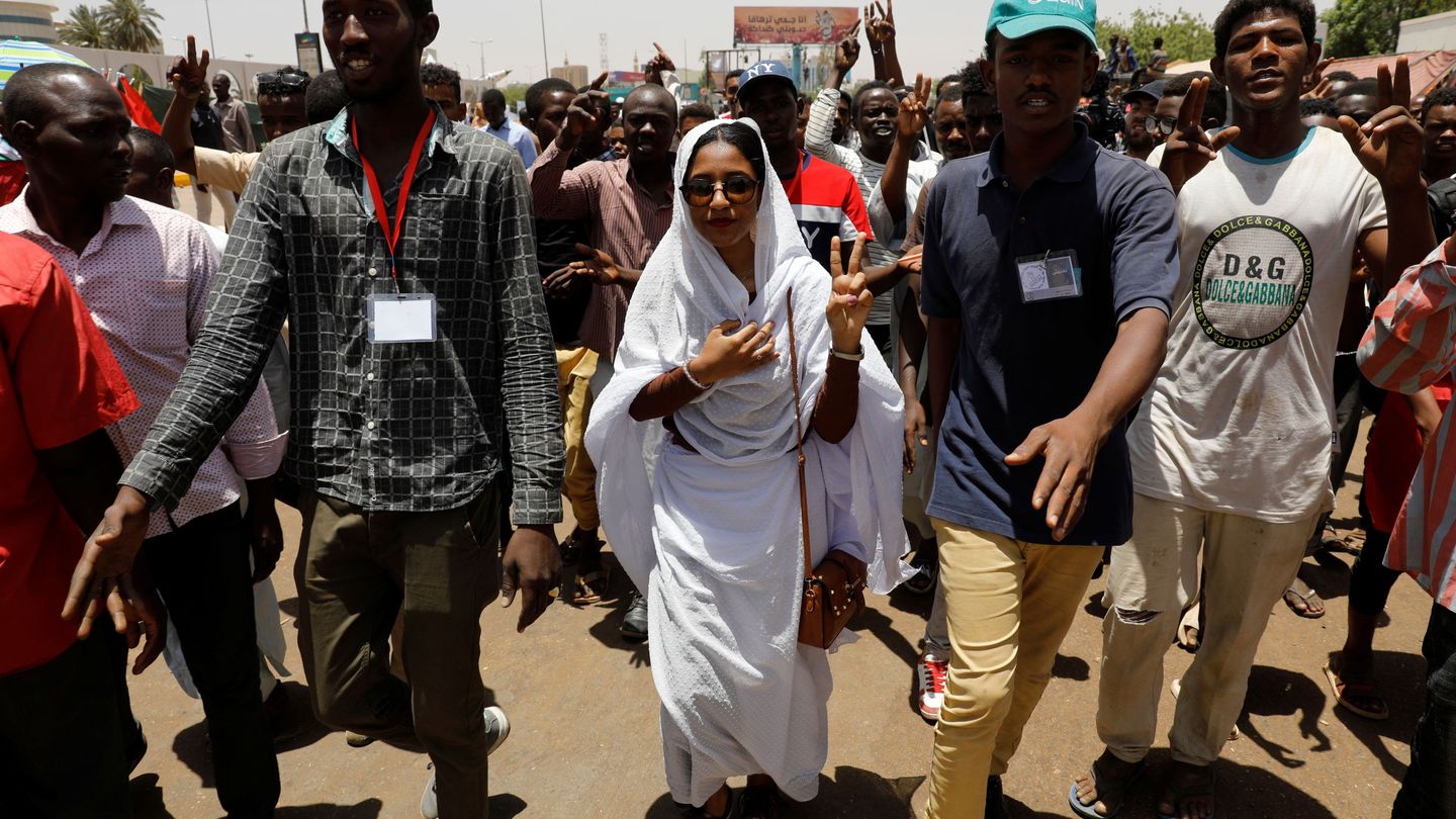 La joven activista Alaa Salah, icono de las revueltas contra Omar al-Bashir, muestra con sus dedos el símbolo de la paz. (Reuters)