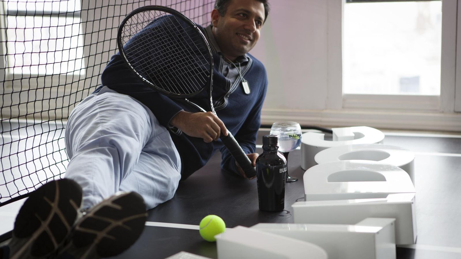Foto: Anhuman Vohra con una raqueta y una ginebra, sus dos pasiones.