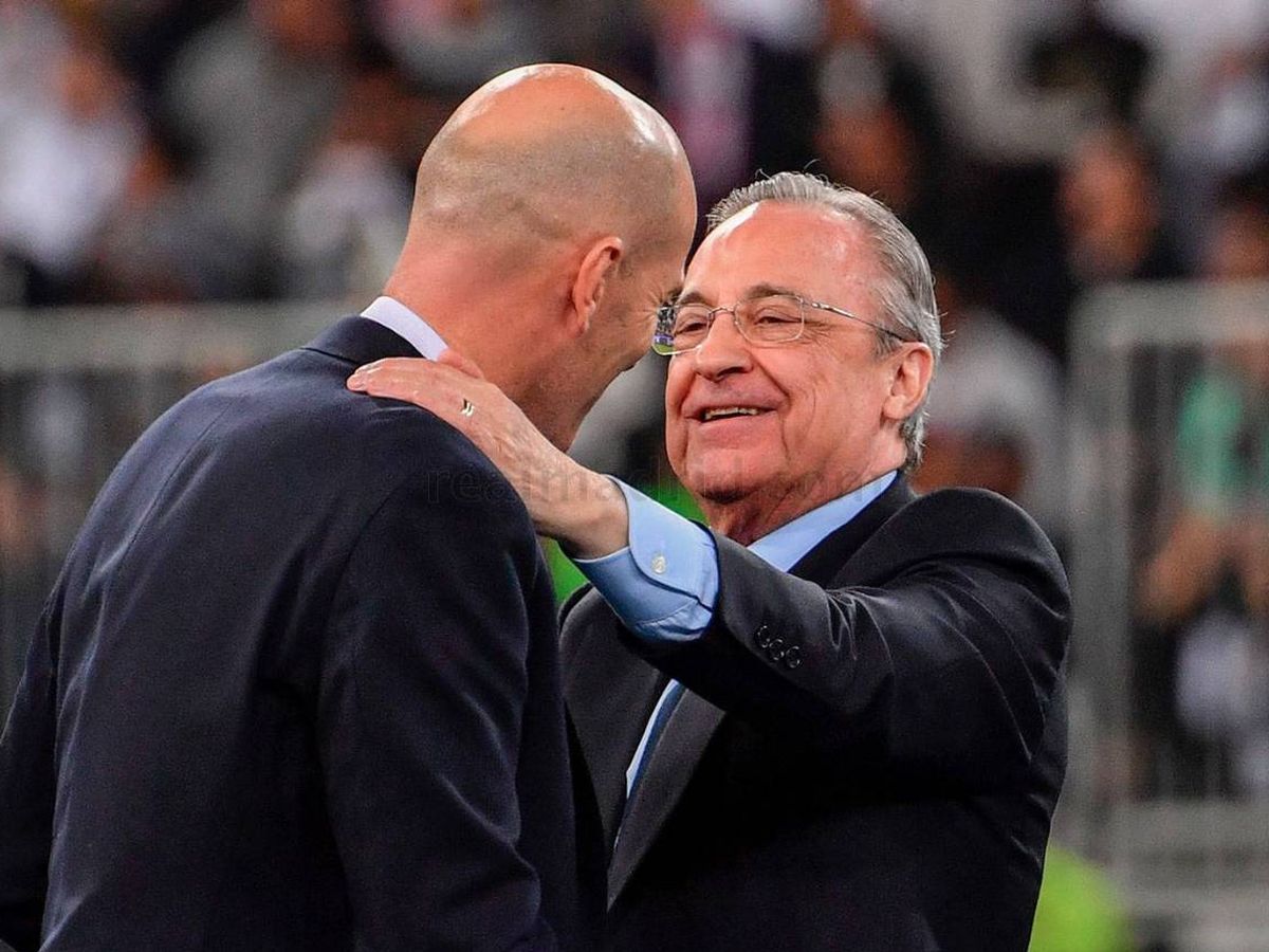 Foto: Florentino Pérez felicita a Zidane en Yeda tras ganar la Supercopa de España. (Real Madrid)
