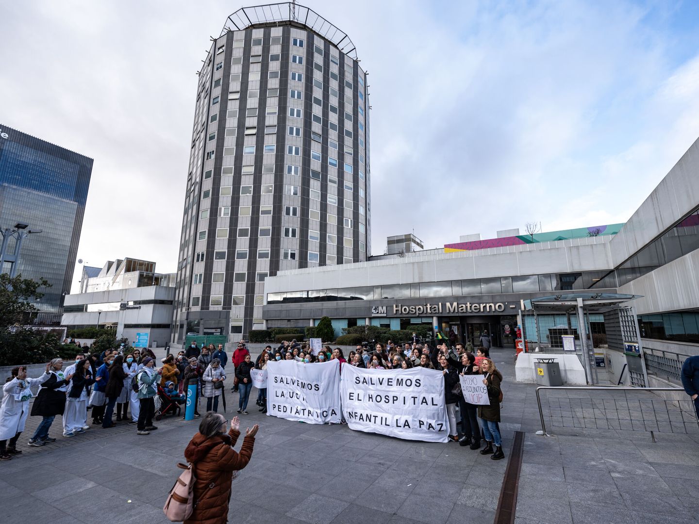 Protesta tras el cierre de la UCI pediátrica del Hospital Universitario La Paz (Diego Radamés / Europa Press)