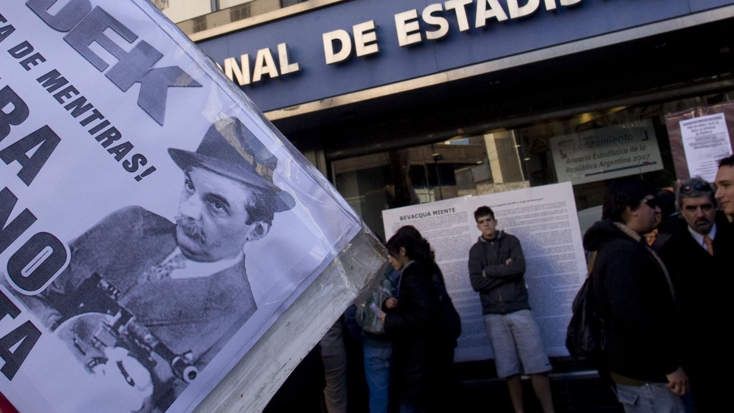 Manifestación contra Moreno y su equipo a las puertas del edificio del Indec en Buenos Aires (Reuters).