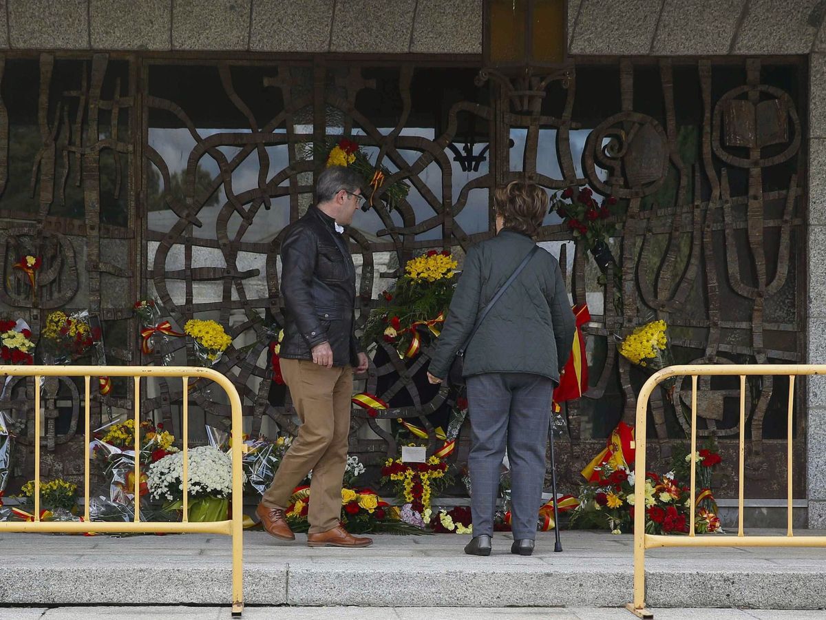 Foto: Varias personas depositan flores delante del panteón de la familia Franco en el Día de Todos los Santos. (EFE)