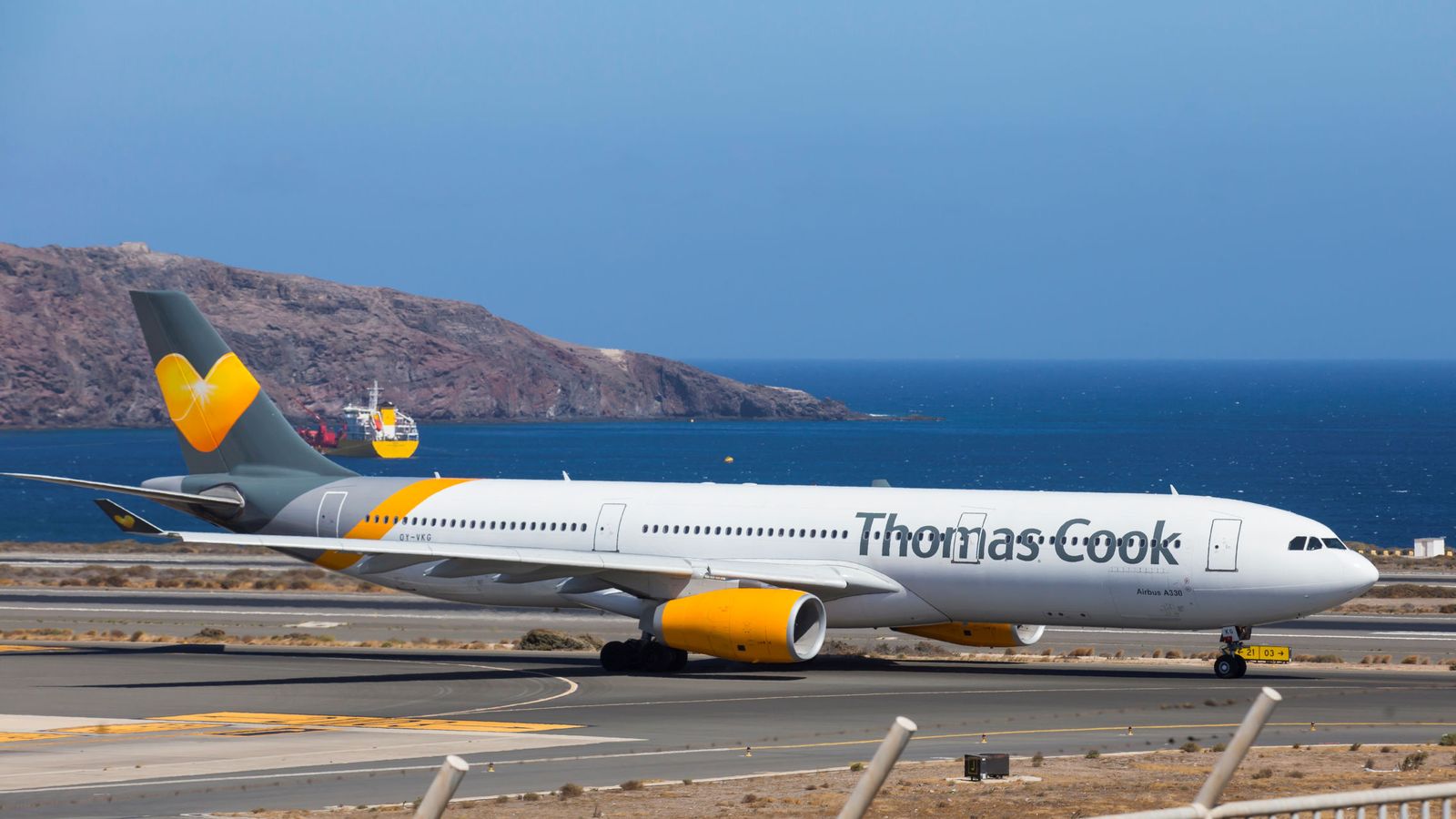 Foto: Un avión de Thomas Cook, a punto de despegar del aeropuerto de Las Palmas de Gran Canaria. (Reuters)