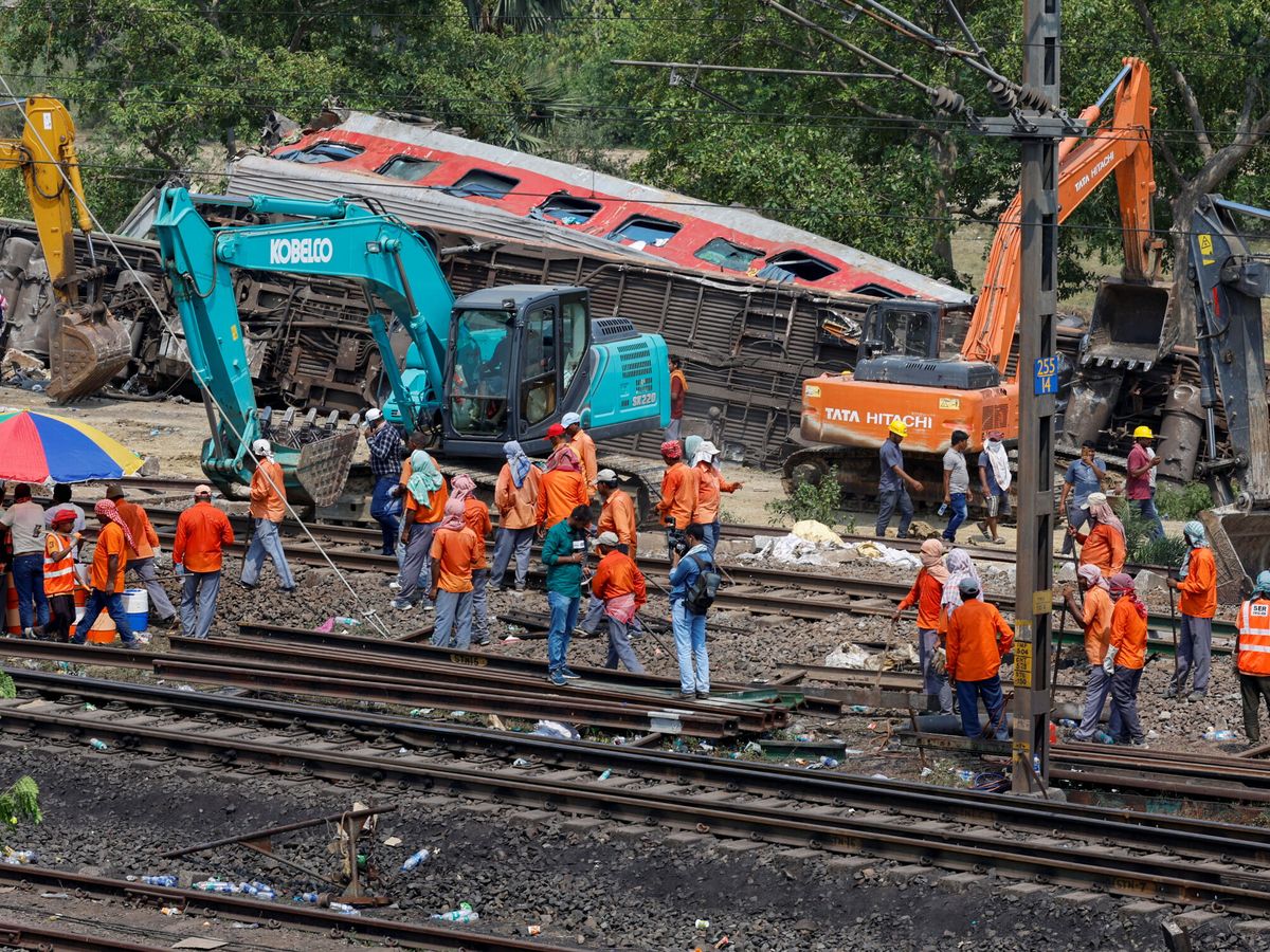 Foto: Trabajadores retiran los restos de los trenes siniestrados. (Reuters/Adnan Abidi)