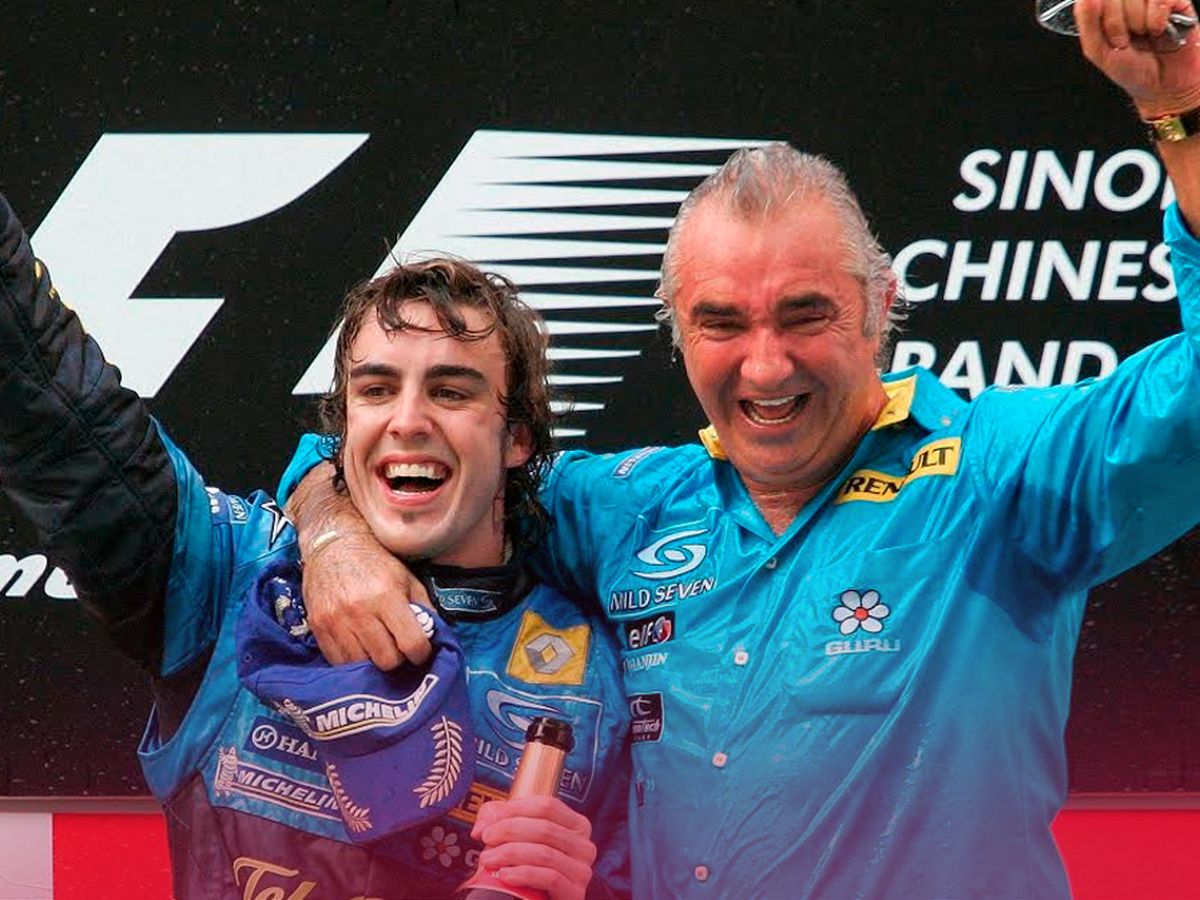 Foto: Alonso celebra su victoria en el GP de China junto a Flavio Briatore.