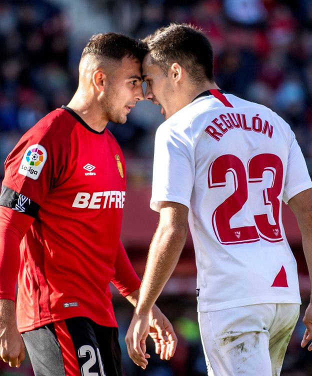 Foto: Sergio Reguilón se encara con un jugador del Mallorca en un partido del Sevilla. (Efe)