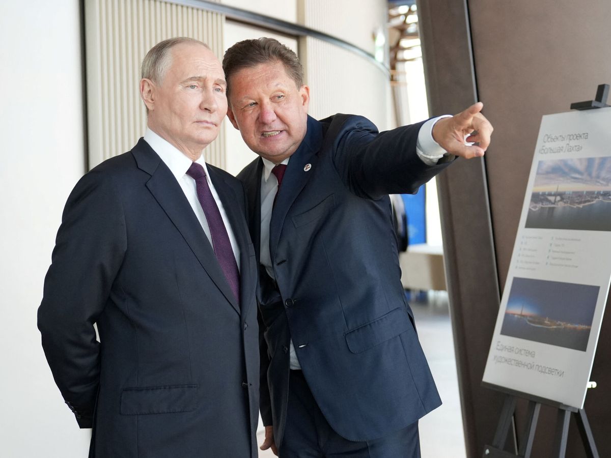 Foto: Vladimir Putin junto al CEO de Gazprom, Alexéi Miller. (Reuters)