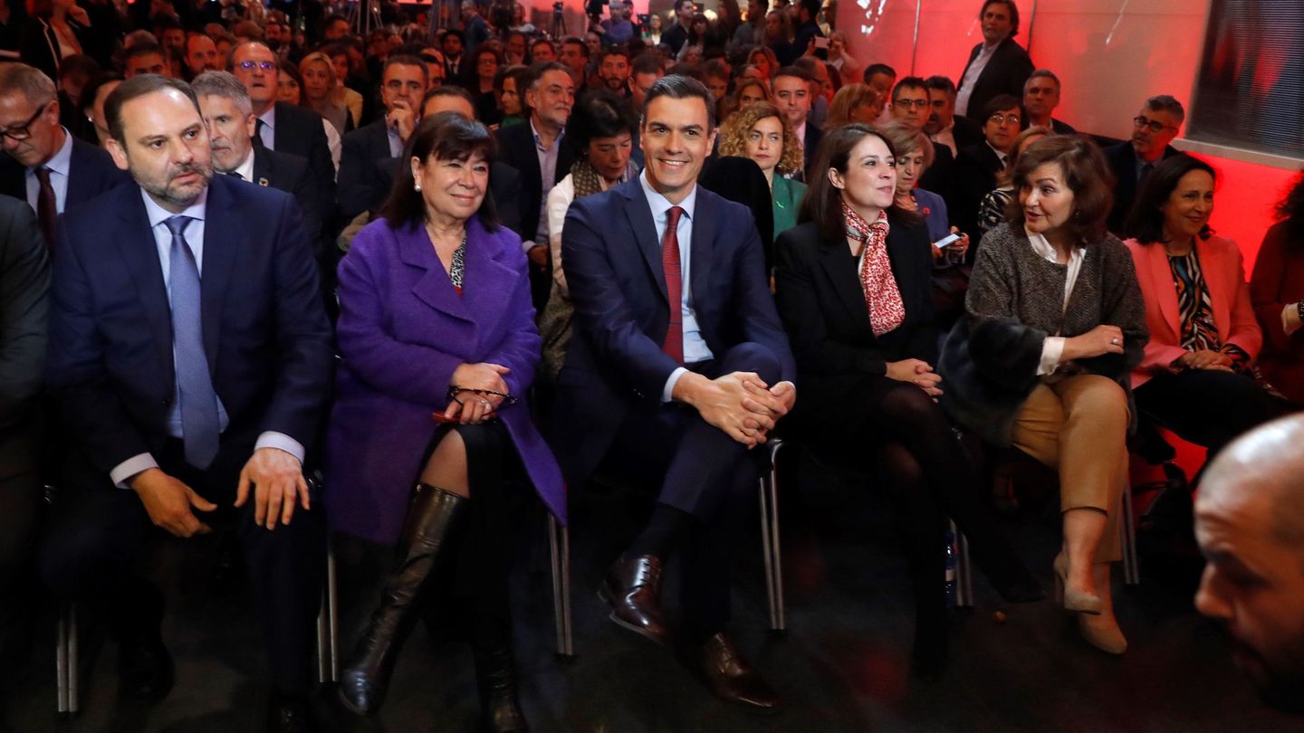 Pedro Sánchez, con José Luis Ábalos, Cristina Narbona, Adriana Lastra, Carmen Calvo y la mayor parte de su Gobierno, este 2 de abril en el WiZink Center de Madrid. (EFE)