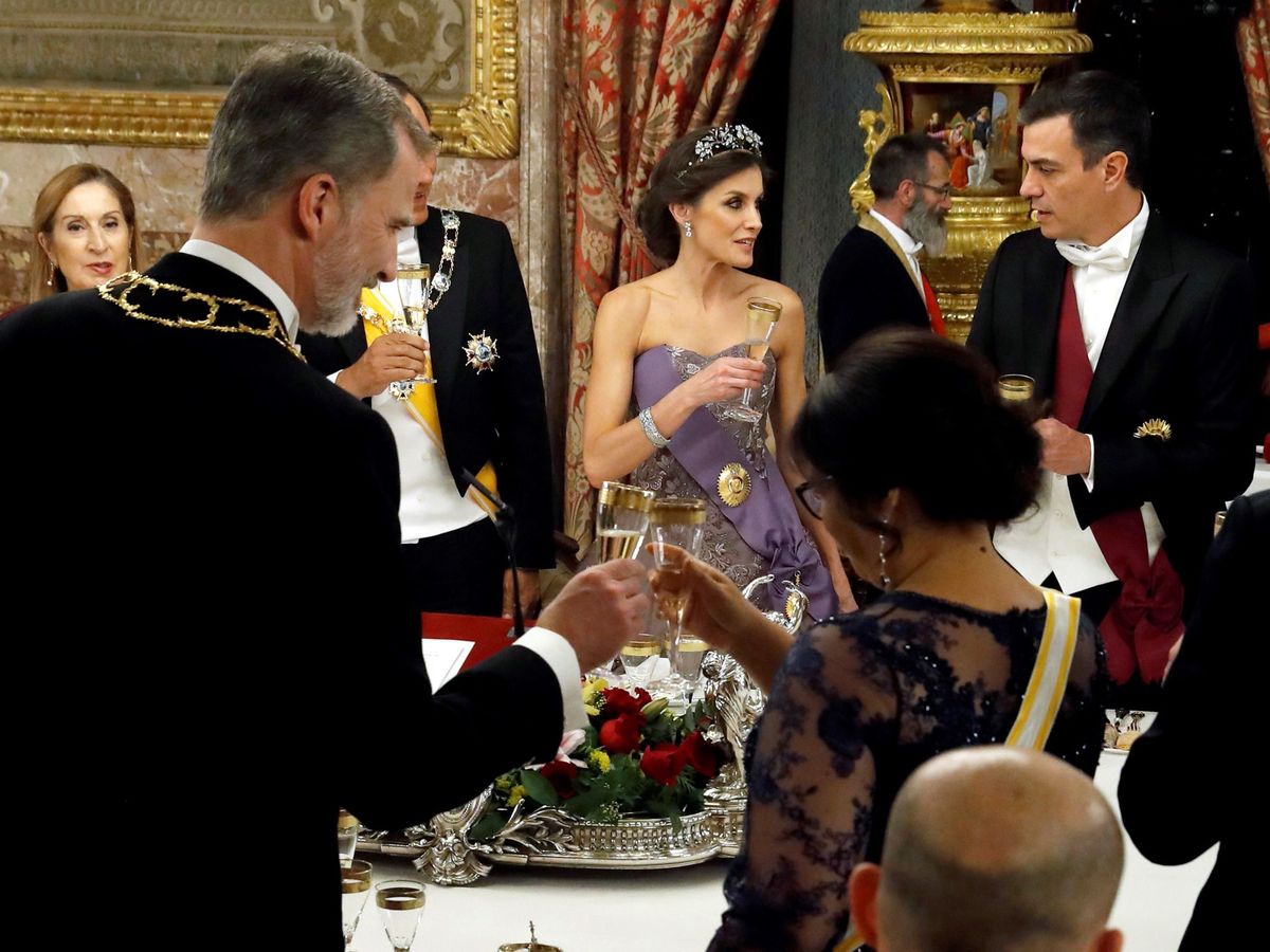 Foto: Los Reyes, durante la cena de gala ofrecida en honor al presidente de Perú en 2019. (EFE)