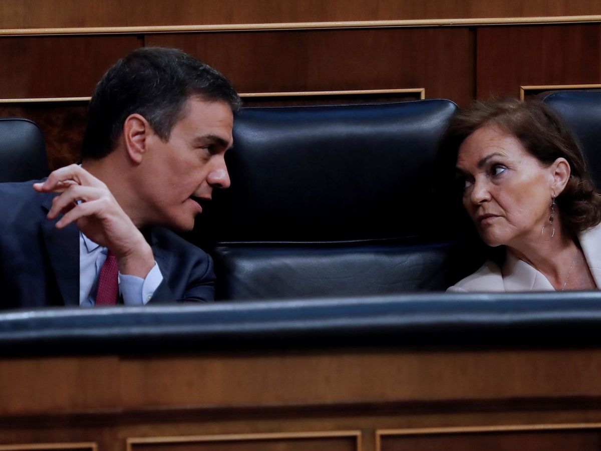 Foto: Pedro Sánchez y la vicepresidenta primera, Carmen Calvo, este 22 de julio en el pleno del Congreso. (EFE)