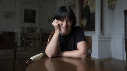 Pilar Adón gana el Nacional de Narrativa 2023 con la novela distópica  'De bestias y aves'