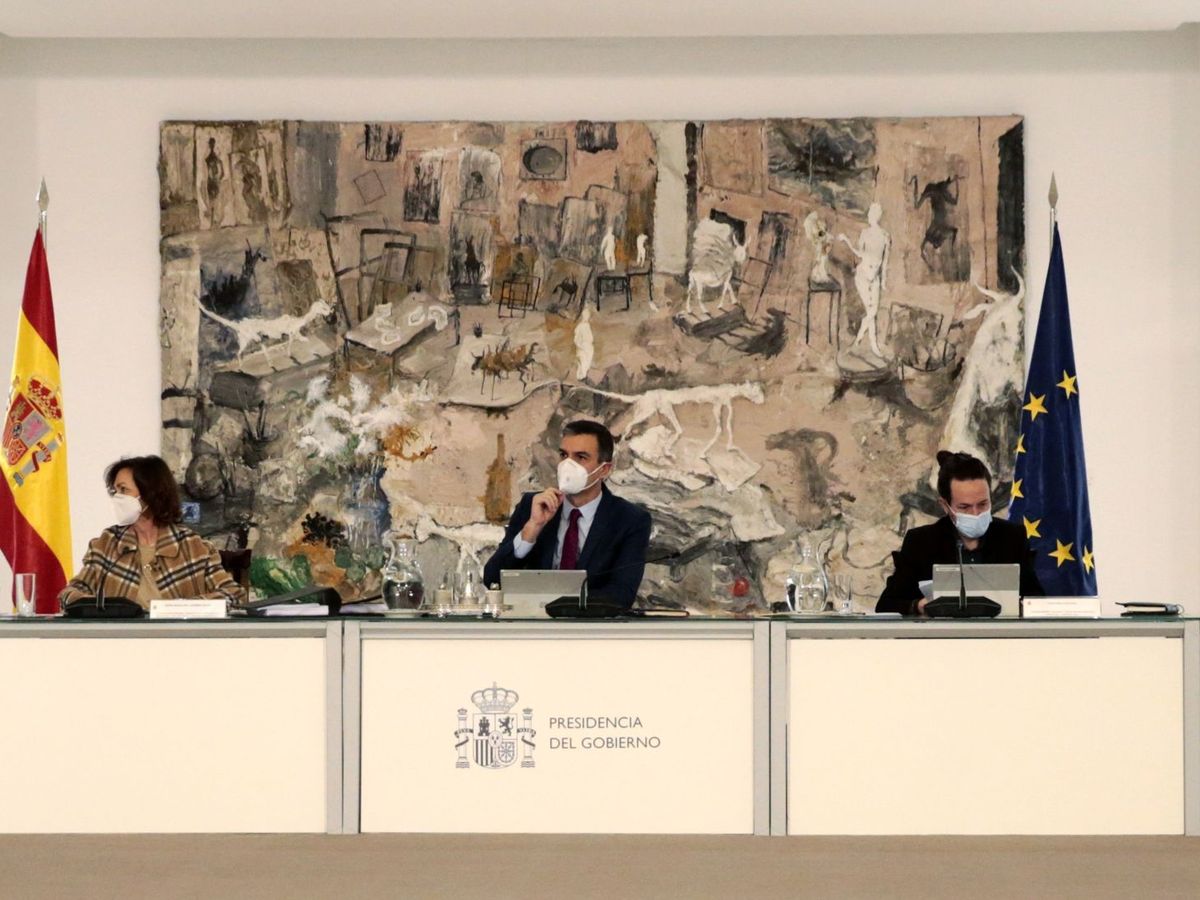 Foto: El jefe del Ejecutivo, Pedro Sánchez (c), acompañado de los cuatro vicepresidentes, preside la última reunión del Consejo de Ministros de 2020. (EFE)