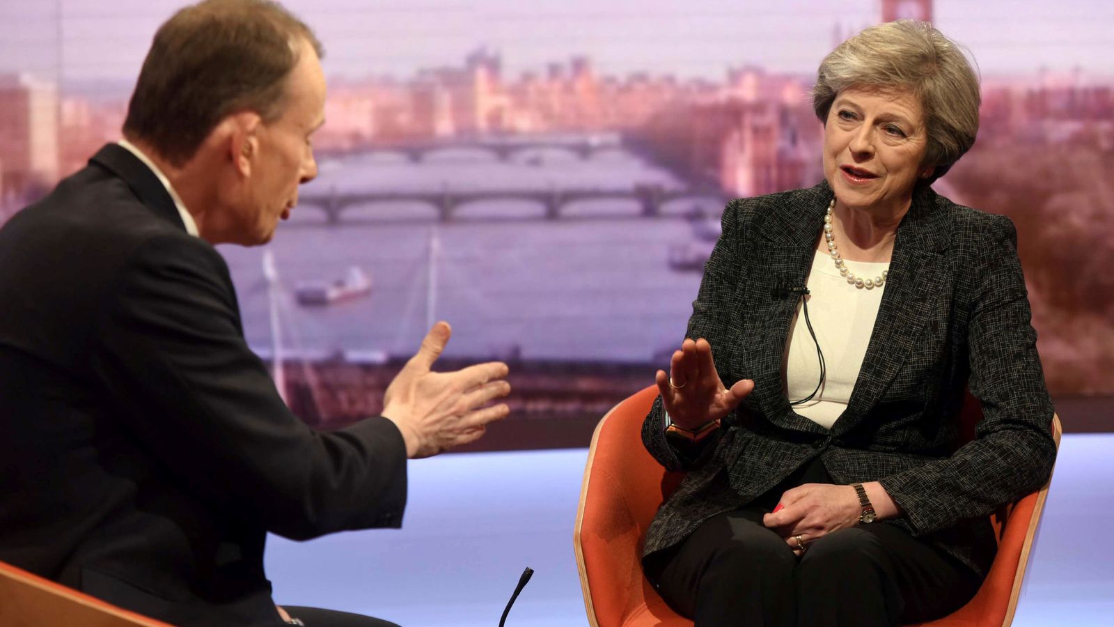 Foto: La primera ministra Theresa May conversa con el periodista Andrew Marr durante la entrevista para la BBC. (Reuters)