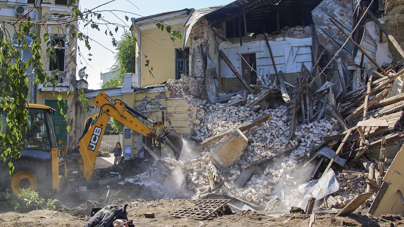 Foto: Los rescatadores actúan sobre las ruinas de un edificio en Járkov. (EFE/Kozlov)