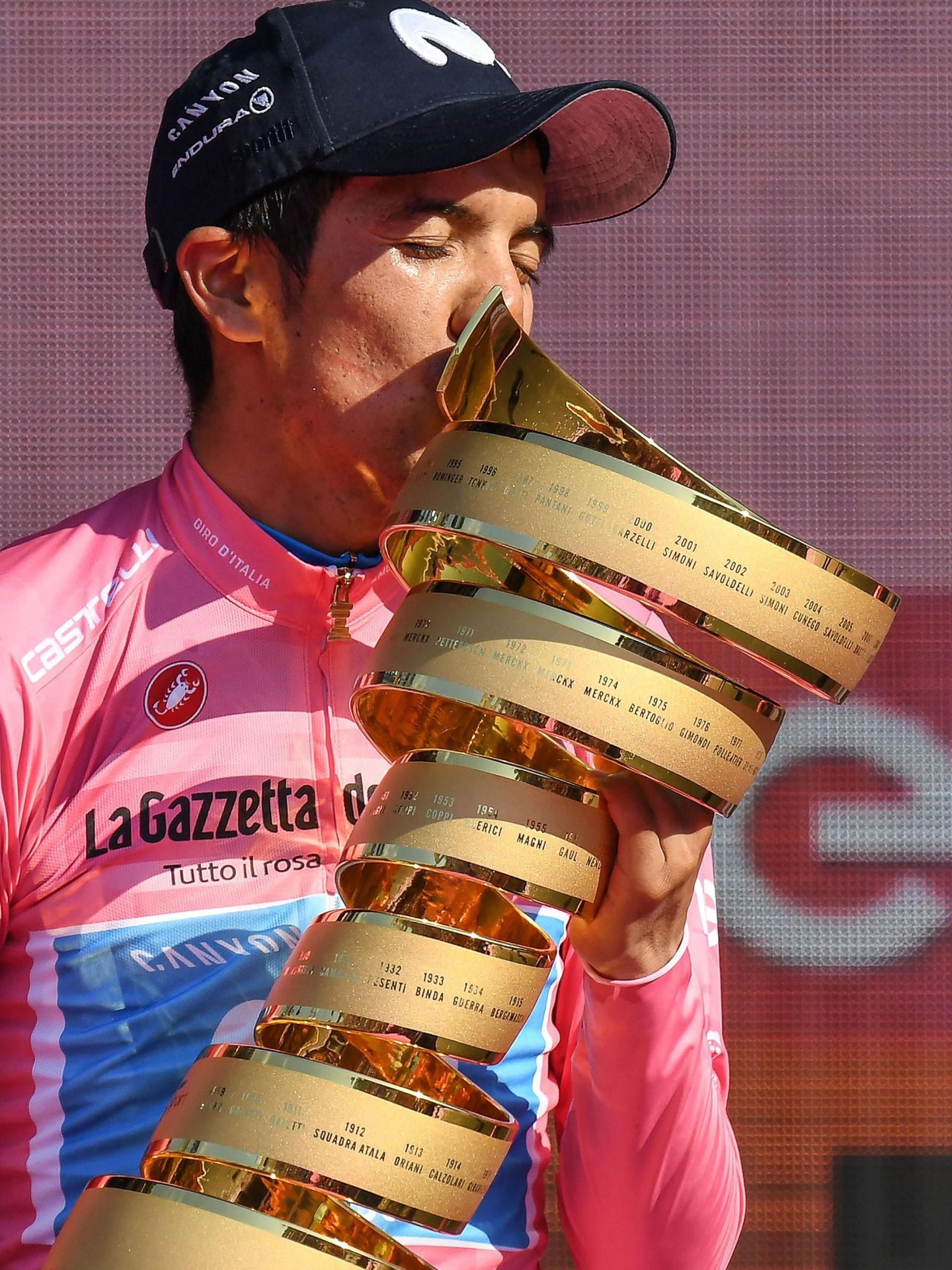 Richard Carapaz, con la 'maglia rossa' y el trofeo de campeón del Giro. (EFE)