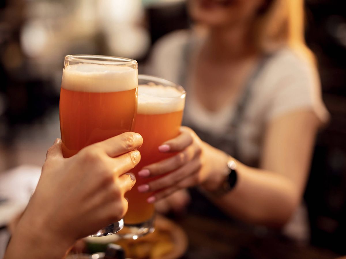 Foto: Una pareja toma cervezas en un bar. (iStock)