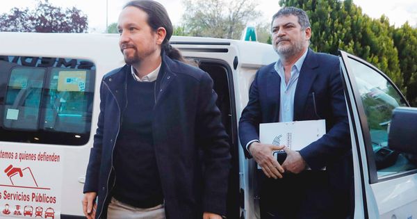 Foto: Pablo Iglesias y su jefe de gabinete, Pablo Gentili, a su llegada en taxi al debate electoral de Atresmedia. (EFE)