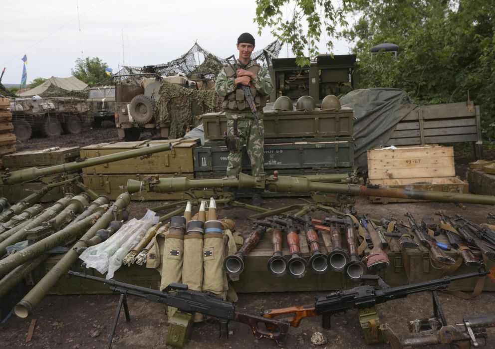 Foto: Un soldado ucraniano custodia un arsenal de armas incautadas durante combates con los prorrusos en Izium, Ucrania. (Efe)