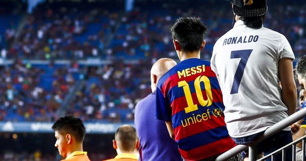 Foto: Aficionados con camisetas de Messi y Ronaldo durante la Supercopa de España. (EFE)
