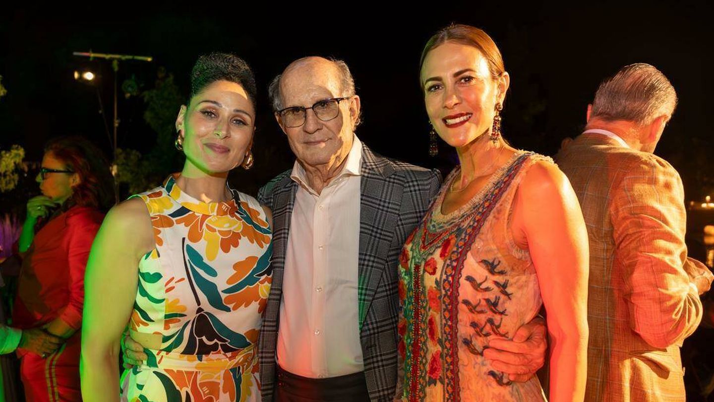 La cantante Rosa López y Rosy Fuentes, esposa del embajador Quirino (Cortesia)