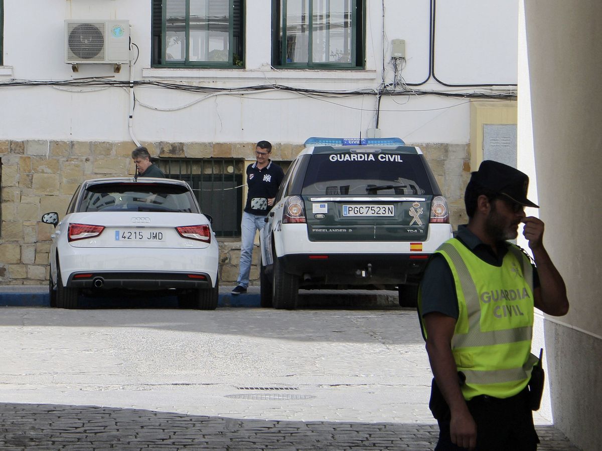 Foto: Un agente de la Guardia Civil en Ceuta, en una imagen de archivo. (EFE)