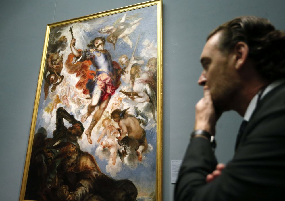 Foto: El director del Museo del Prado, Miguel Zugaza, observa un cuadro de la pinacoteca (EFE)
