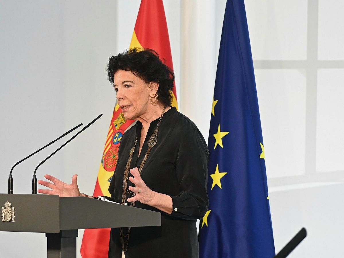 Foto: Isabel Celáa en su etapa como ministra. (EFE/Fernando Villar)