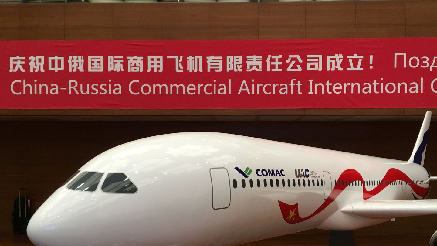 Presentación este año de una 'joint venture' entre Comac y Criac, firma rusa que colabora en la independencia aeronáuntica del Gigante Amarillo. (Reuters)