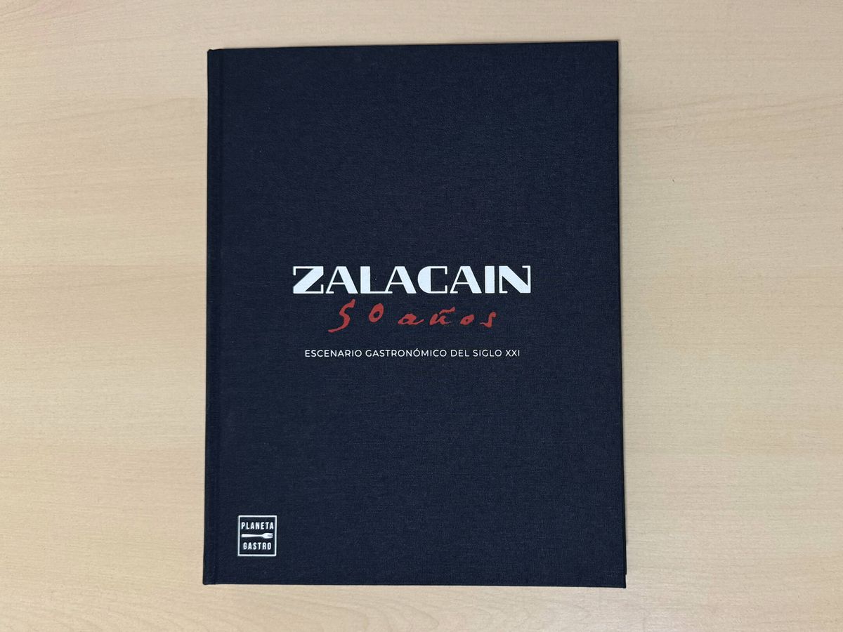 Foto: El libro que conmemora los 50 años de Zalacaín. (Rafael Ansón)