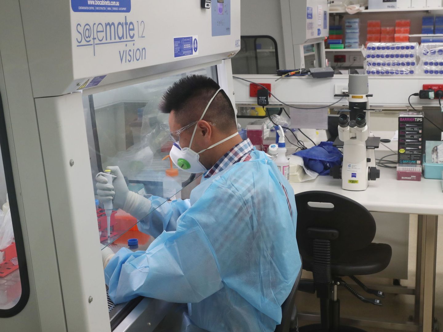 Un trabajador investiga en un laboratorio. (Reuters)