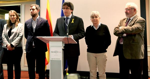 Foto: El expresidente de la Generalitat Carles Puigdemont (c), junto a los exconsellers Antoni Comín (2i), Clara Ponsatí (2d), Lluís Puig (d) y Meritxell Serret, en una comparecencia poco antes de fugarse. (EFE)
