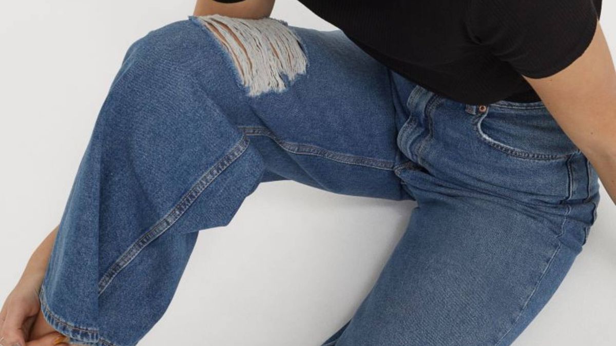 El pantalón vaquero perfecto para mujeres bajitas es de campana y está en H&M