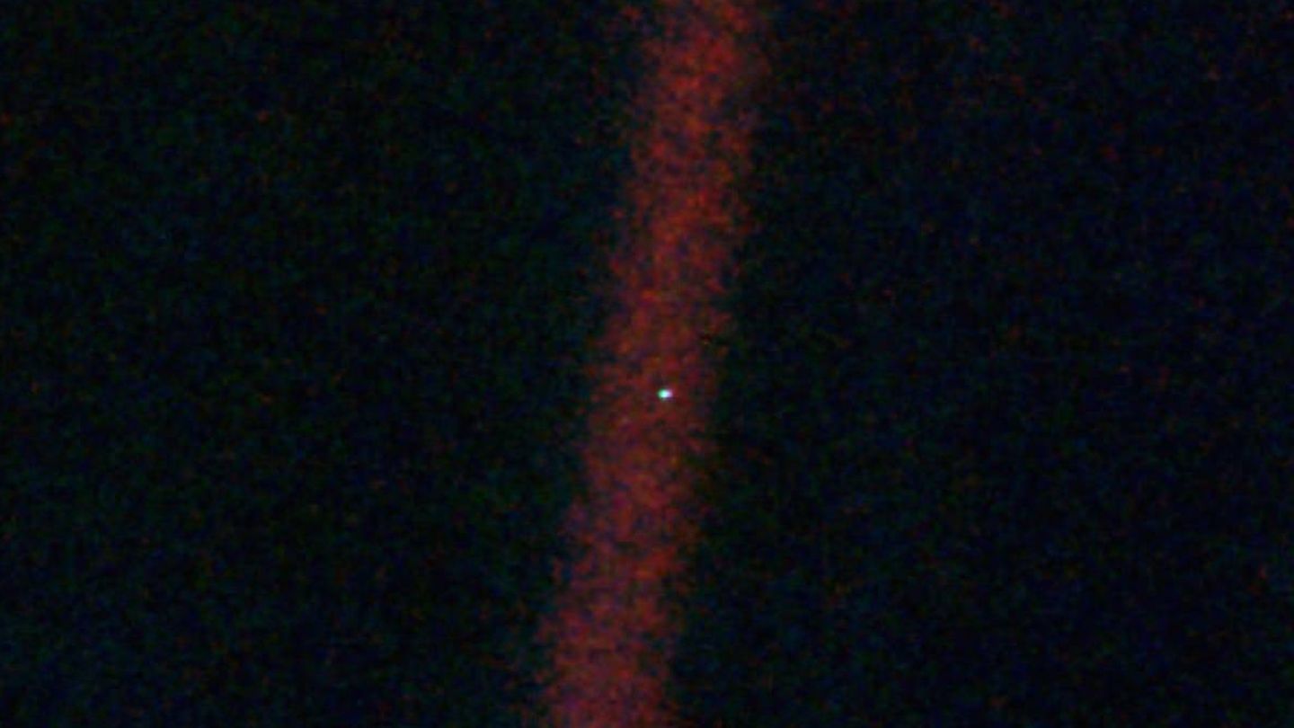 La foto 'Pale Blue Dot' — el punto pálido azul que es la Tierra — tomada por el Voyager 1 en su viaje hacia el exterior del sistema solar el 14 de febrero de 1990 (NASA/JPL)