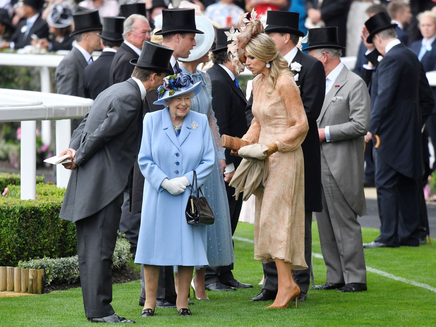 La reina Isabel II, con Máxima de Holanda. (Reuters)