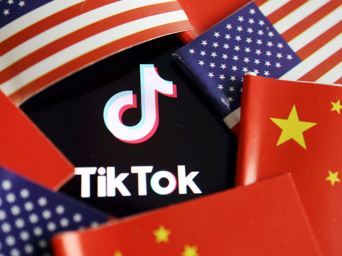 Foto: Banderas de China y Estados Unidos junto al logo de la 'app' TikTok. (Reuters)