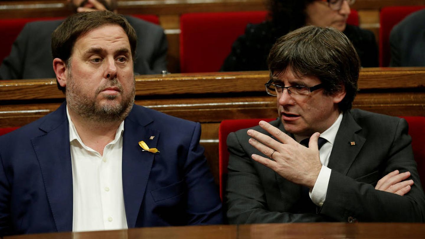El expresidente catalán Carles Puigdemont y el exvicepresidente Oriol Junqueras. (Reuters)