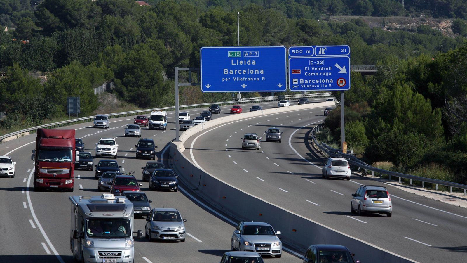 Foto: Tráfico en la AP-7 a su paso por la localidad de Roda de la Berà (Tarragona). (EFE)