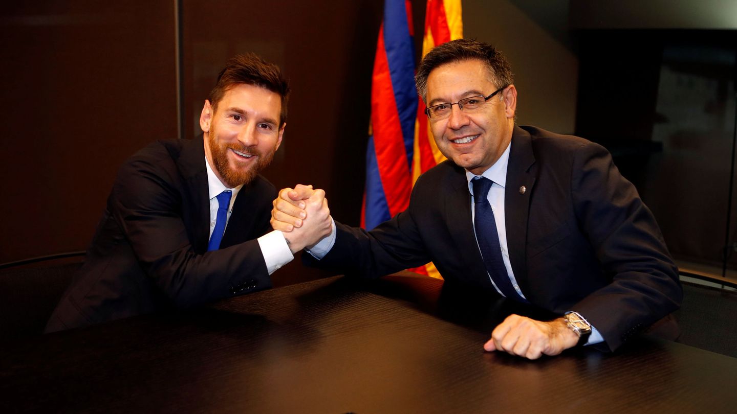 Messi y Bartomeu en el último acto de renovación del astro argentino. (Reuters)