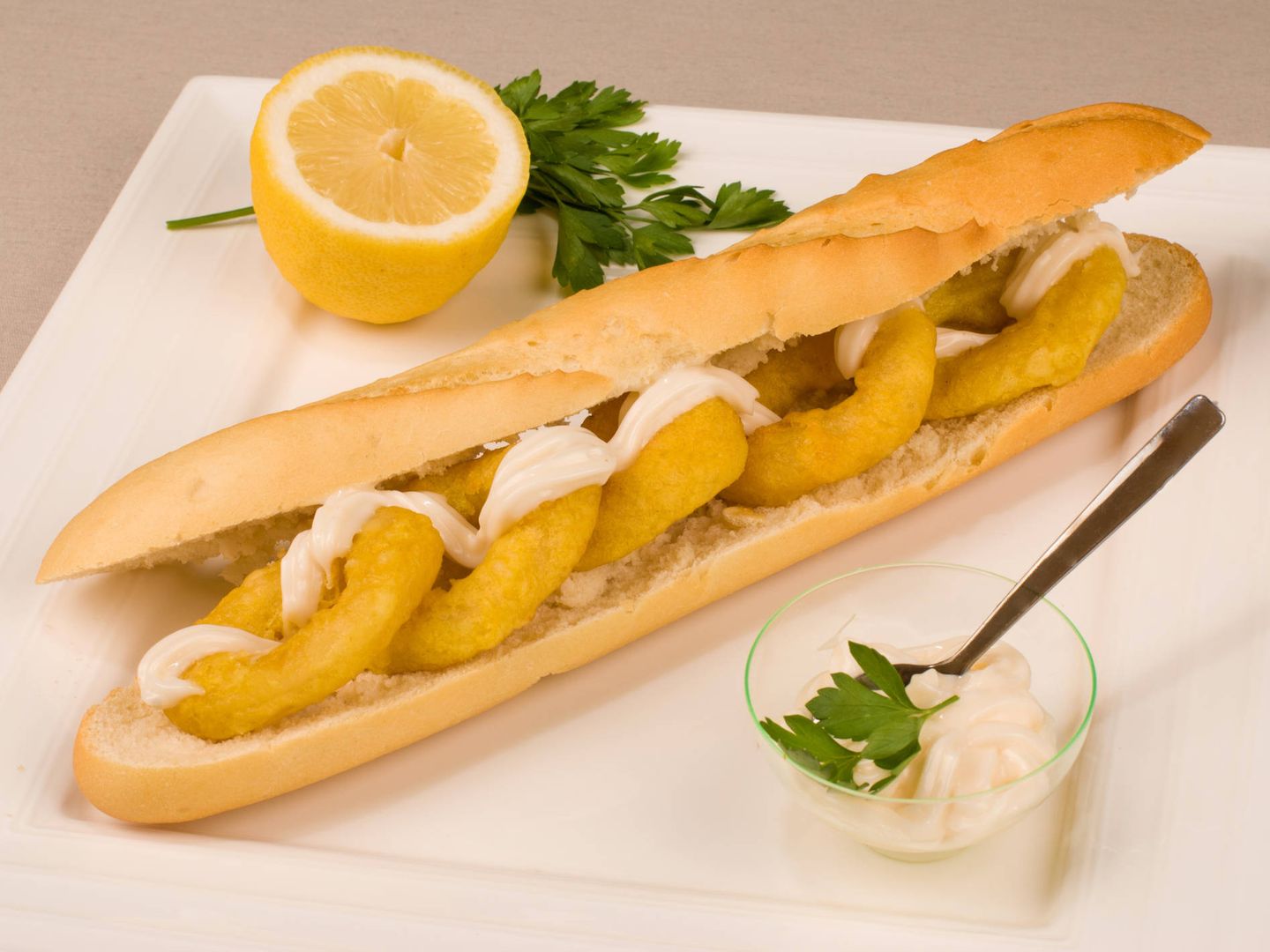 La mayonesa es perfecta para acompañar un bocata de calamares (Foto: iStock)