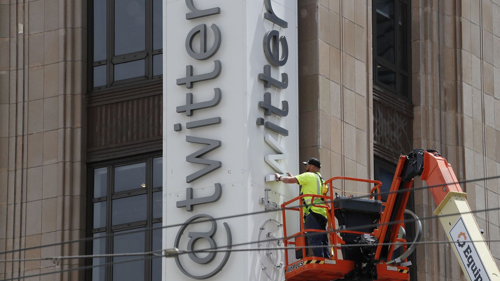 Un operario retira el nombre y logo de Twitter en la sede central de la empresa el pasado julio tras el cambio de nombre a X. (Reuters)