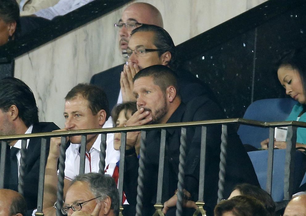 Foto: Simeone observa preocupado a su equipo durante la disputa del partido ante el Celta de Vigo.