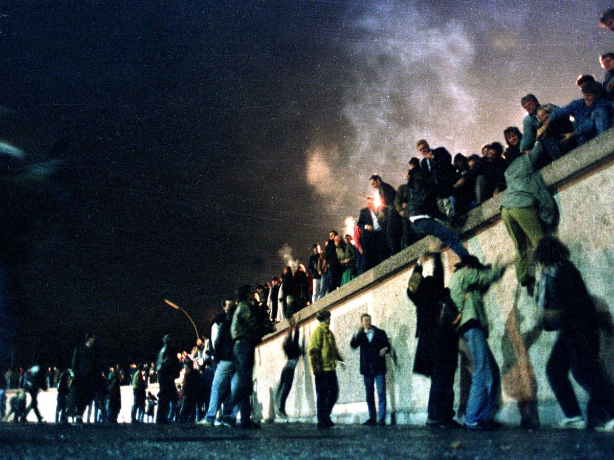 Foto: Imagen del 9 de noviembre de 1989: un grupo de personas cruza el muro de Berlín. (Reuters) 
