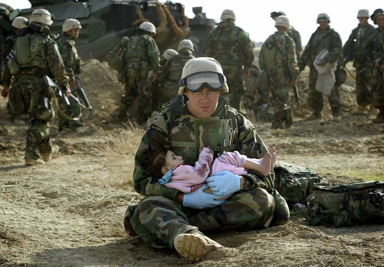 Un 'marine' estadounidense del cuerpo sanitario sostiene a un bebé iraquí durante la invasión, en marzo de 2003. (Reuters)