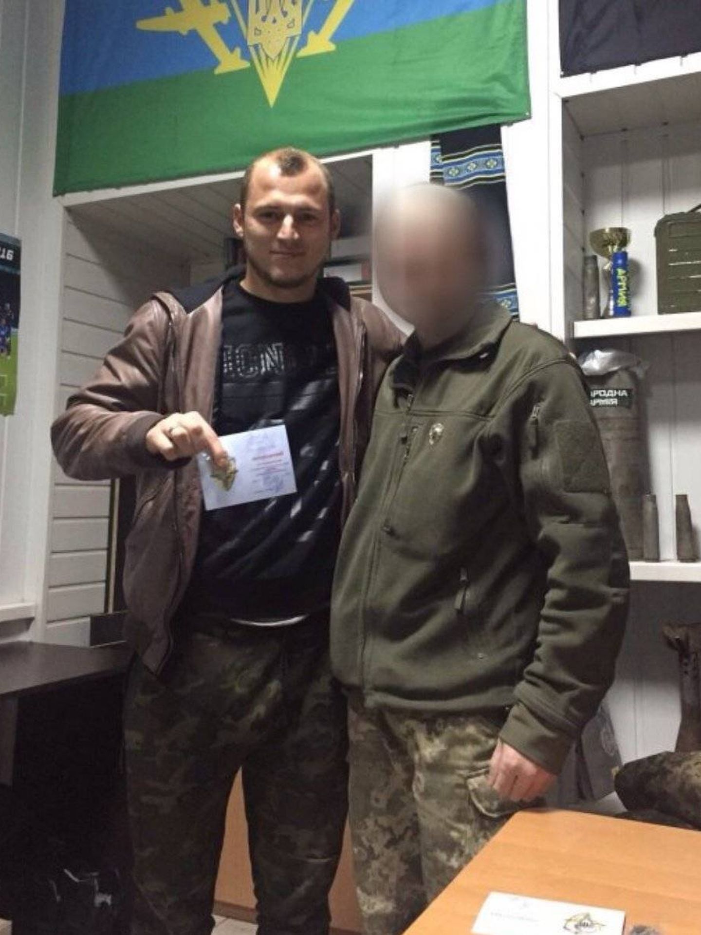 Zozulya junto a un compañero y la bandera de las fuerzas aeromóviles del ejército ucraniano.
