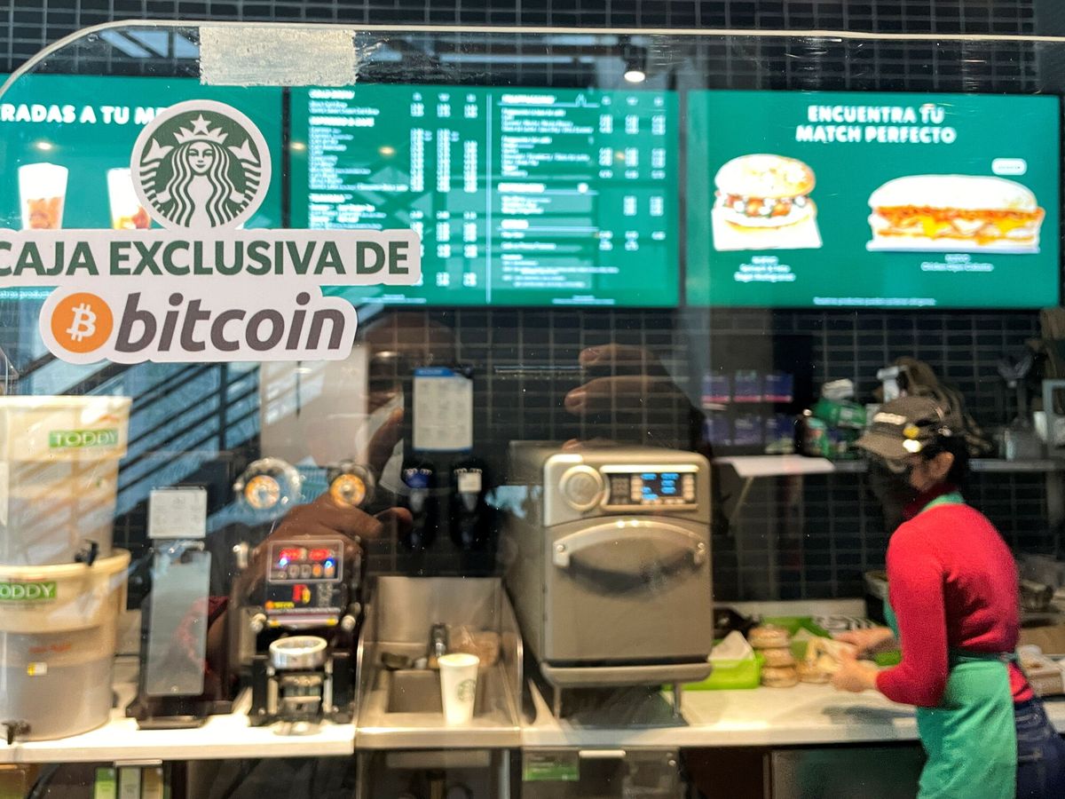 Foto: Un Starbucks en El Salvador, donde ya se puede pagar con bitcoins. (Reuters)