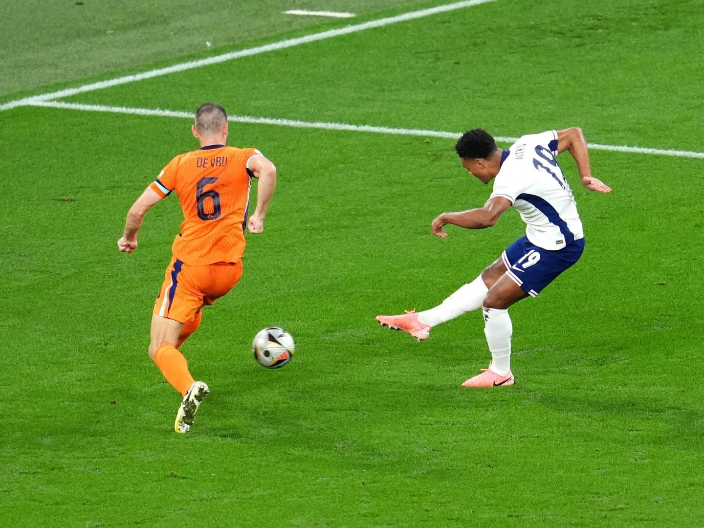Watkins en el momento del disparo del gol a Países Bajos. (Adam Davy/PA Wire)